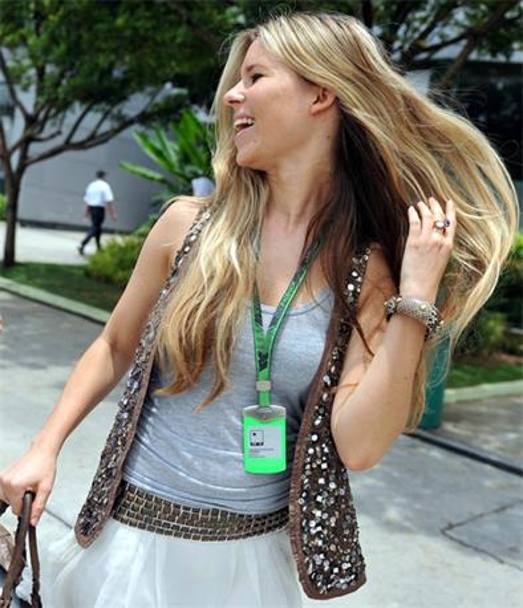 Rosberg, 28 anni, ha annunciato le nozze con la fidanzata Vivian Sibold, interior designer da sempre legata al pilota della Mercedes. Reuters